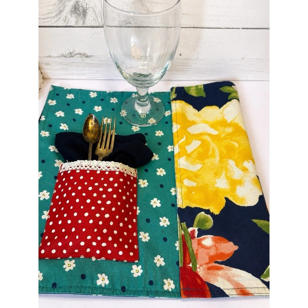 Set of 6 Reversible Placemats with Silverware Pockets + 4 Coordinating Napkins